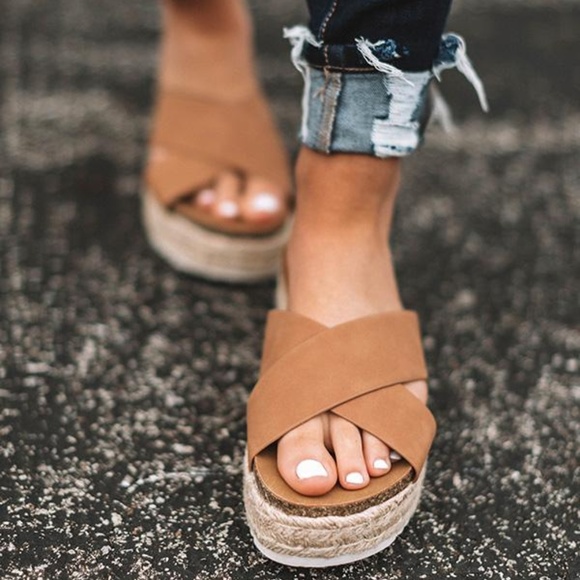 NEW*** TAN LADIES CROSS BANDS PLATFORM SLIDES - Picture 2 of 5